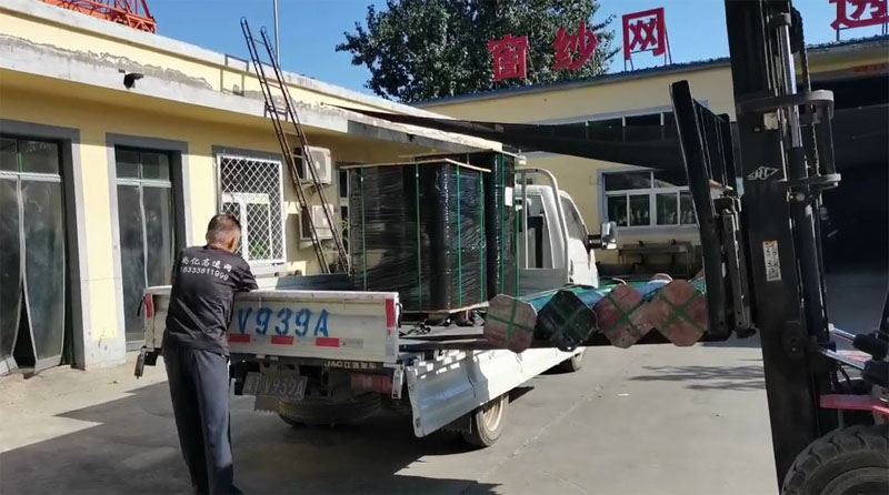 陕西省西安市解经理购买的喷黑高透网已经装车发货